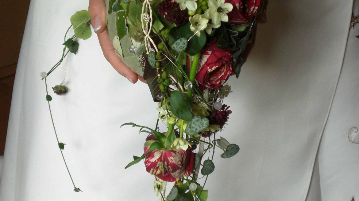 Brautkugel mit abfließender Blütenranke