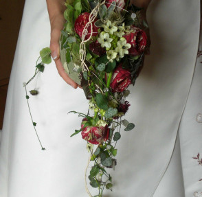 Brautkugel mit abfließender Blütenranke
