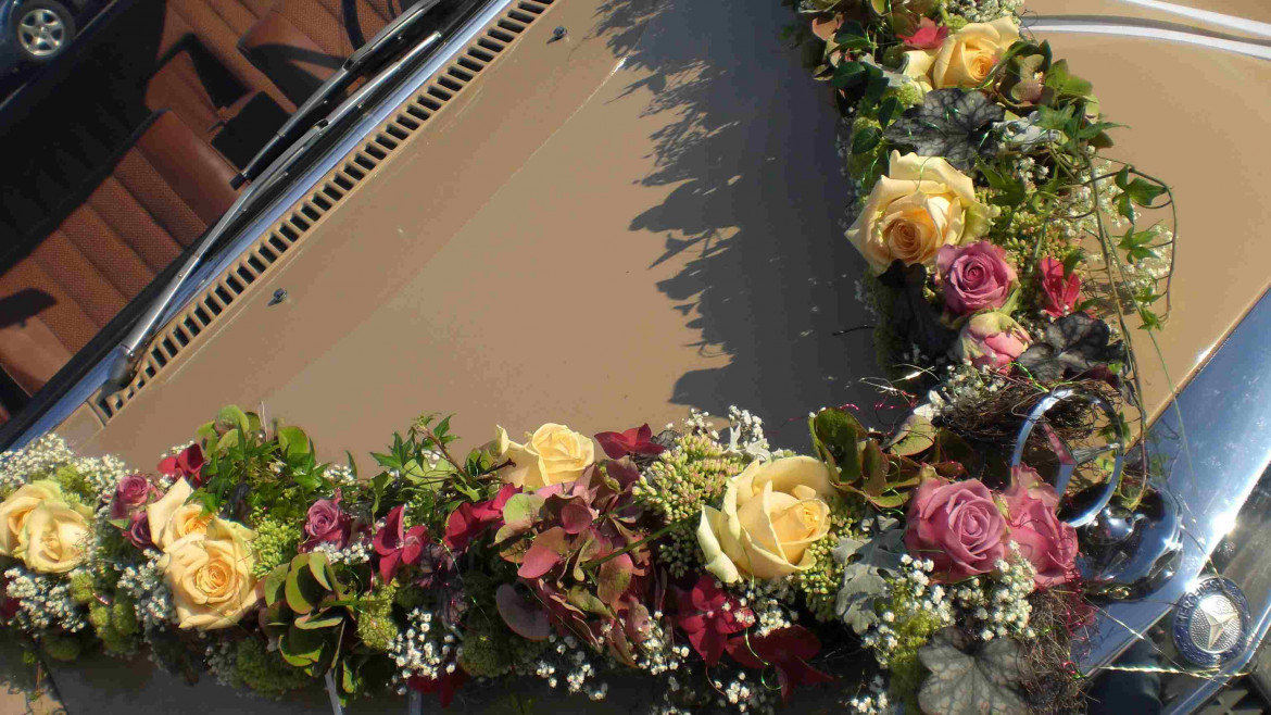 Blütengirlande als Autoschmuck