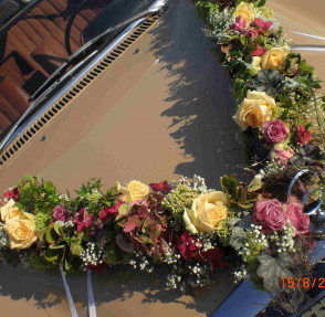 Blütengirlande als Autoschmuck